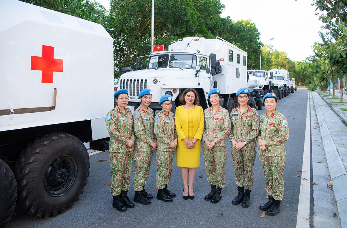 Bà Robyn Mudie, Đại sứ Australia tại Việt Nam cùng các nữ quân nhân gìn giữ hòa bình trước đội xe được trang bị cho nhiệm vụ sắp tới tại Châu Phi. (Ảnh do Đại sứ quán Austraila cung cấp).