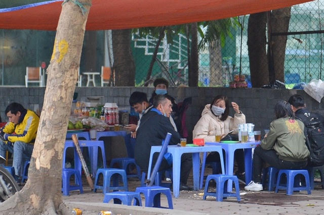 Tại khu vực quận Cầu Giấy, nhiều người tụ tập uống trà, không giữ khoảng cách theo quy định.  