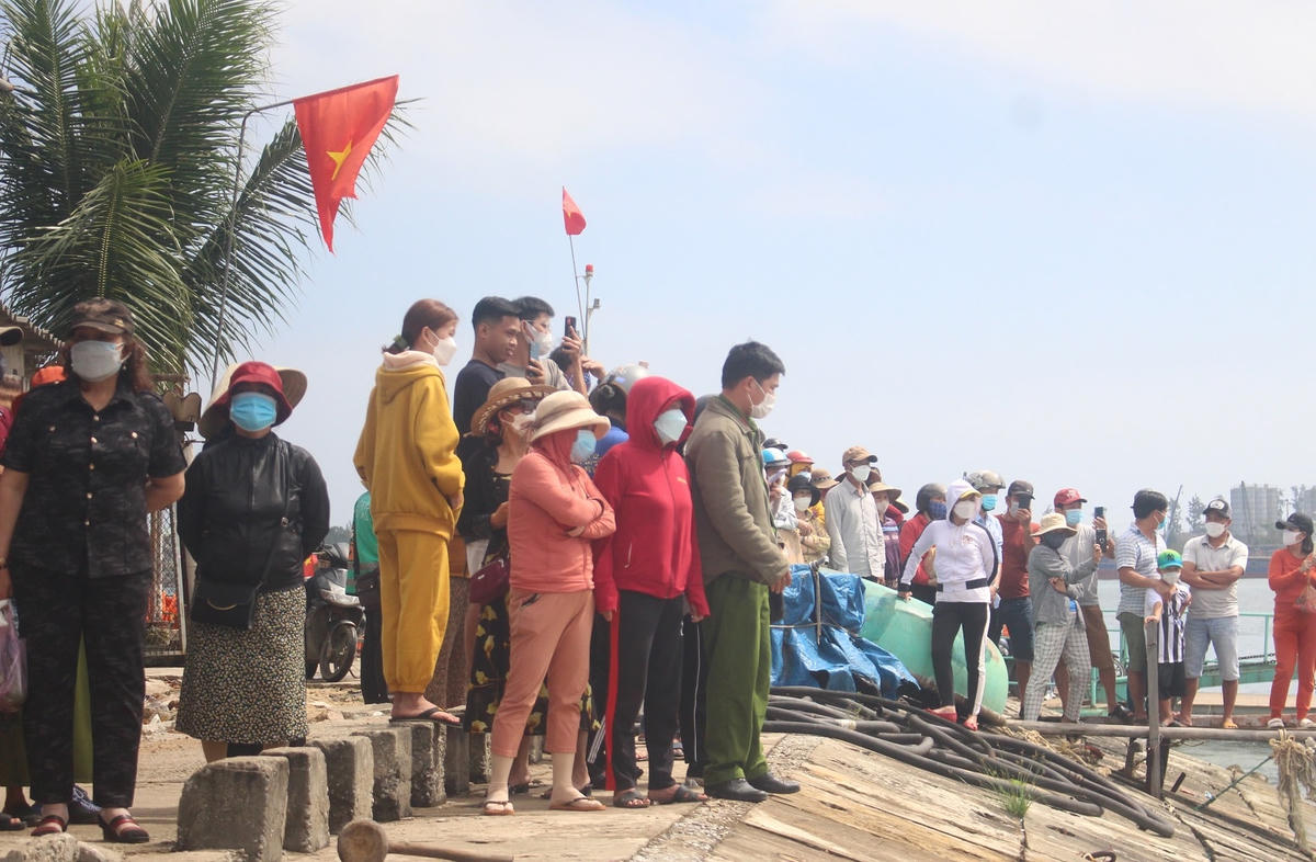 Rất đông người dân xã Tam Hải bàng hoàng về hành vi của Viên.