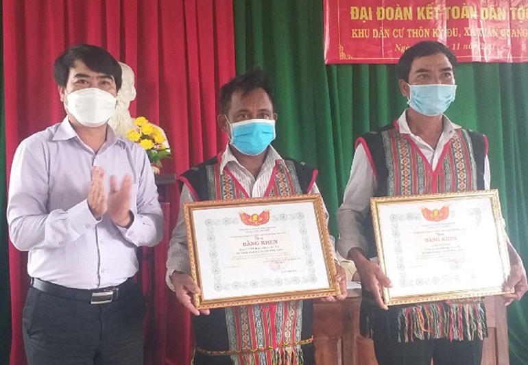 Ông Hồ Hồng Nam, Phó Chủ tịch Ủy ban MTTQ Việt Nam tỉnh Phú Yên trao Bằng khen cho tập thể và cá nhân tại thôn Kỳ Đu, xã Xuân Quang 2, huyện Đồng Xuân (Phú Yên).