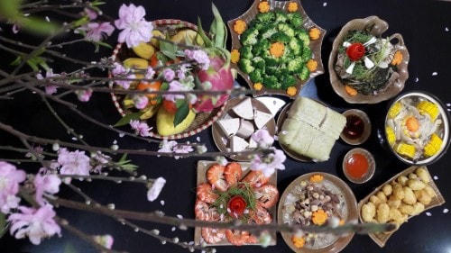 Mâm cơm cúng được chuẩn bị vô cùng cầu kỳ và đẹp mắt gồm các món: canh nấm chay; dạ dày hầm tiêu đen; cá trắm đen hấp hành; tôm hấp bia; súp lơ luộc; hoa quả tươi. 