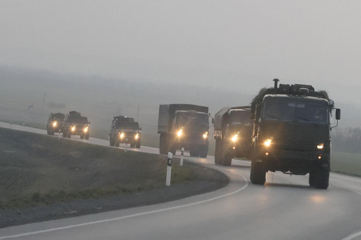 Đoàn xe quân sự của Nga đang tiến về biên giới vào vùng Donbass, miền đông Ukraine, ở thành phố biên giới Rostov của Nga. Ảnh: Daily Sabah.