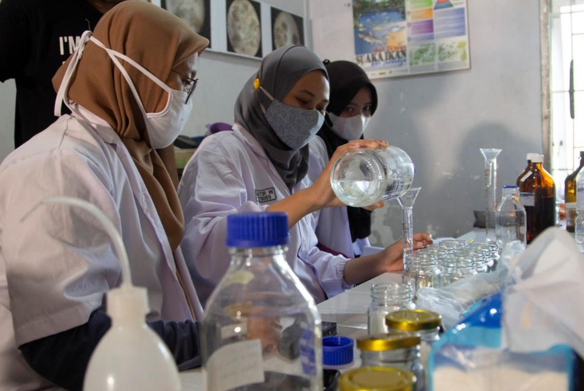Các tình nguyện viên kiểm tra hàm lượng vi nhựa trên mẫu nước lấy từ sông, tại phòng thí nghiệm thuộc sở hữu của nhóm hoạt động môi trường Indonesia (ECOTON) ở quận Gresik gần Surabaya, tỉnh Đông Java, Indonesia. Ảnh: Reuters
