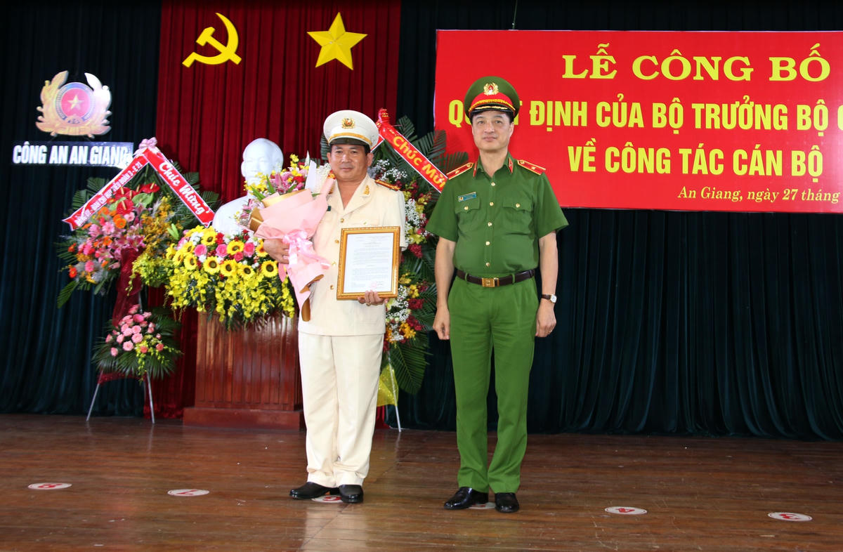 Đại tá Đinh Văn Nơi nhận quyết định nhiệm vụ mới.