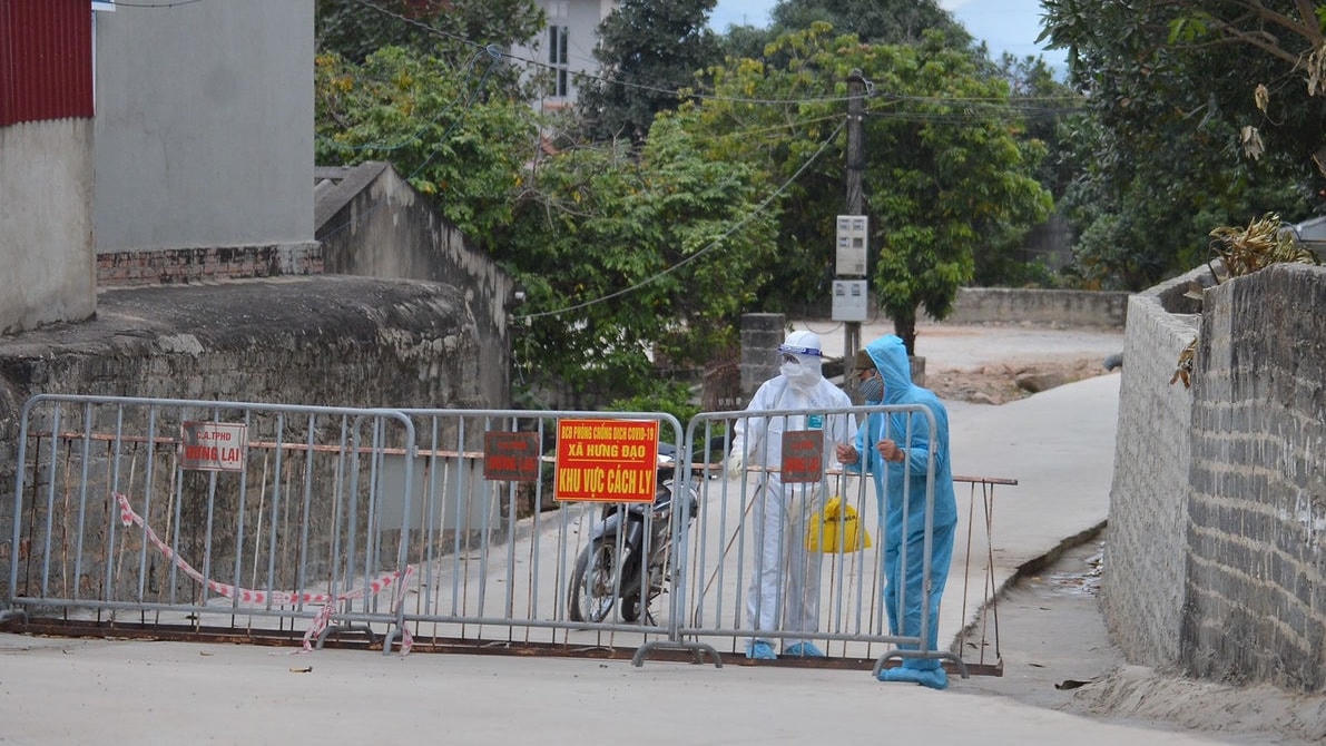 Một trong 13 chốt kiểm soát nghiêm ngặt được dựng lên xung quanh lối ra, vào thôn Kim Điền (xã Hưng Đạo, TP Chí Linh, Hải Dương), ngày 28/1, sau khi phát hiện trường hợp dương tính Covid-19.