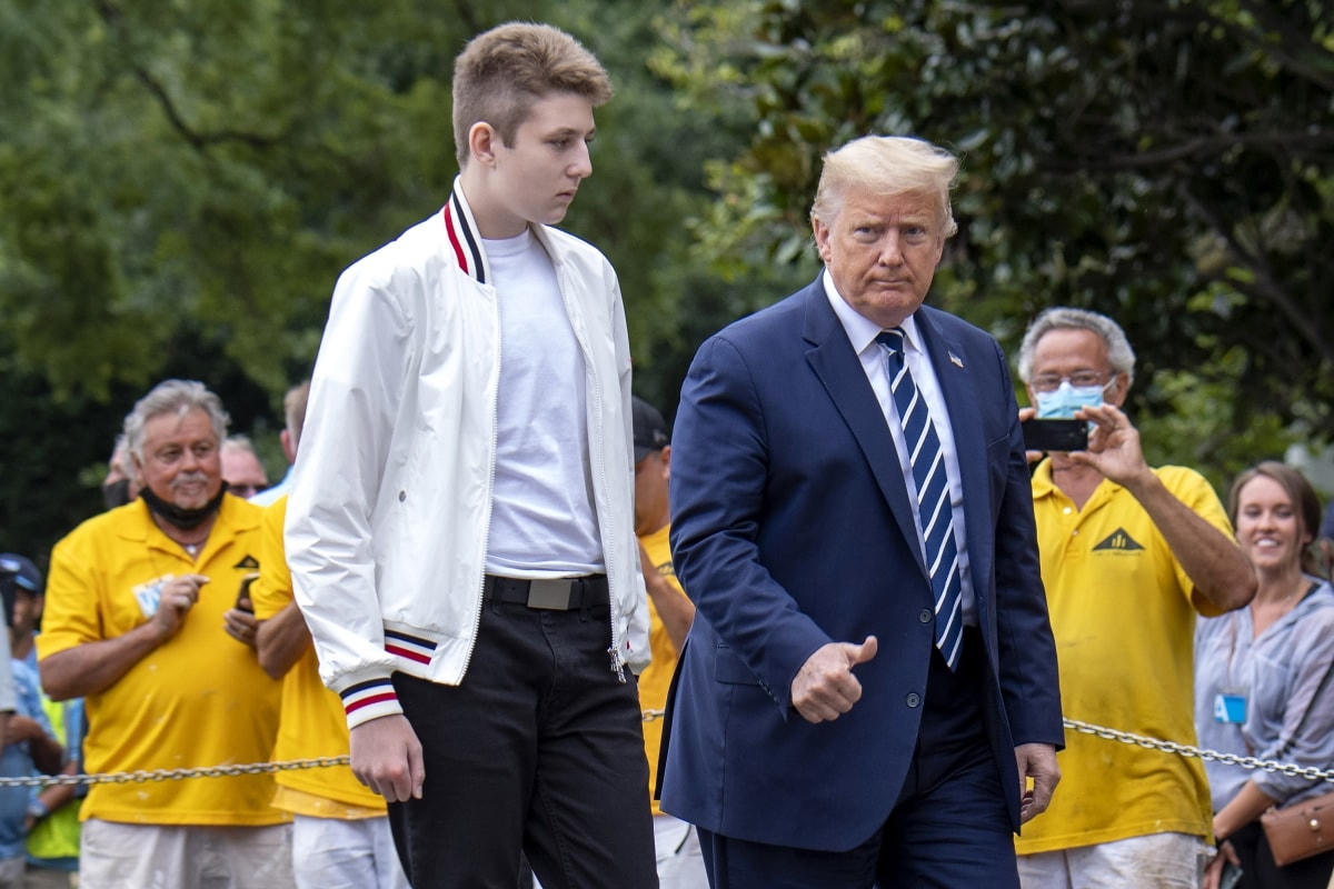 Tổng thống Trump và con trai Barron. Ảnh: NBC News.  