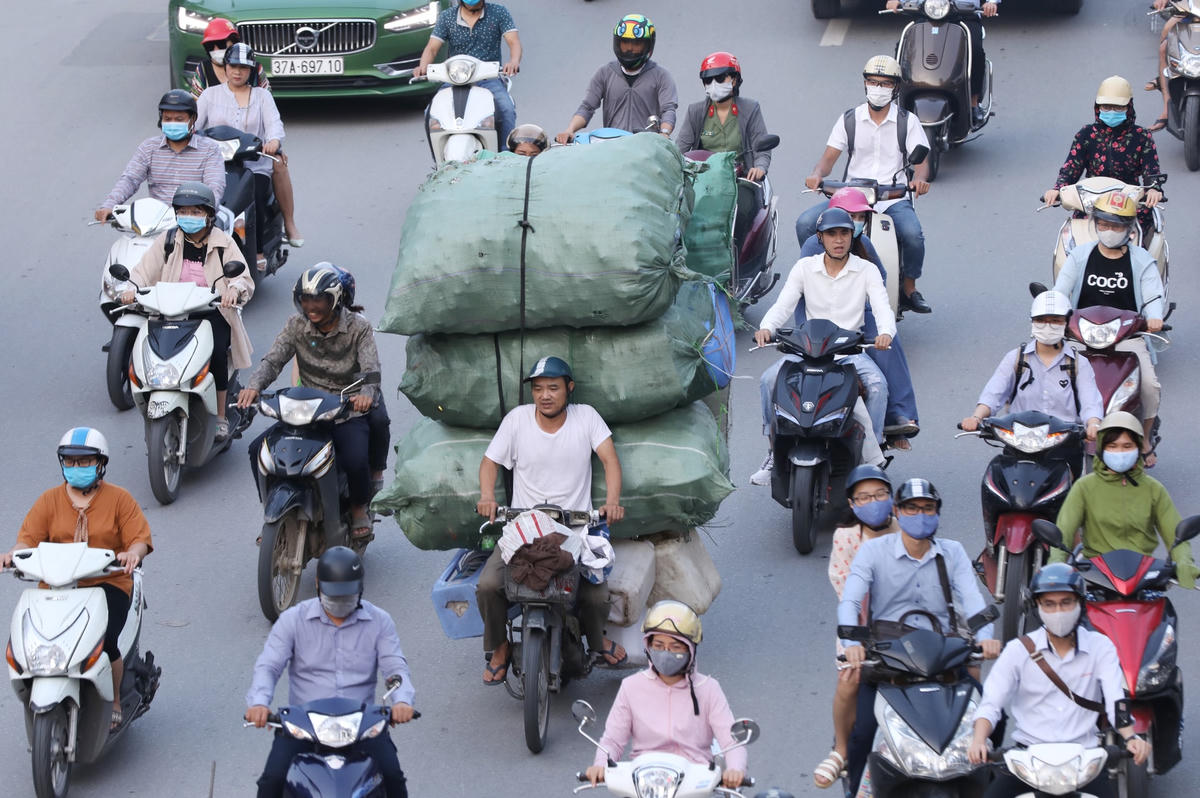 Người dân hối hả chở hàng hóa trong những ngày cuối năm.