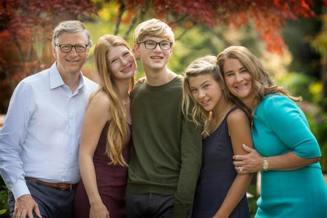 Vợ chồng tỷ phú Bill Gates - Melinda Gates và 3 người con: Jennifer (25 tuổi), Rory (21 tuổi) và Phoebe (18 tuổi). Ảnh: Guardian.