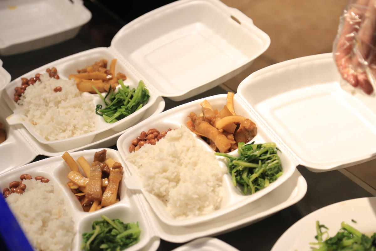 Mỗi suất ăn đều có đủ rau và thức ăn mặn, đảm bảo dinh dưỡng cần thiết.