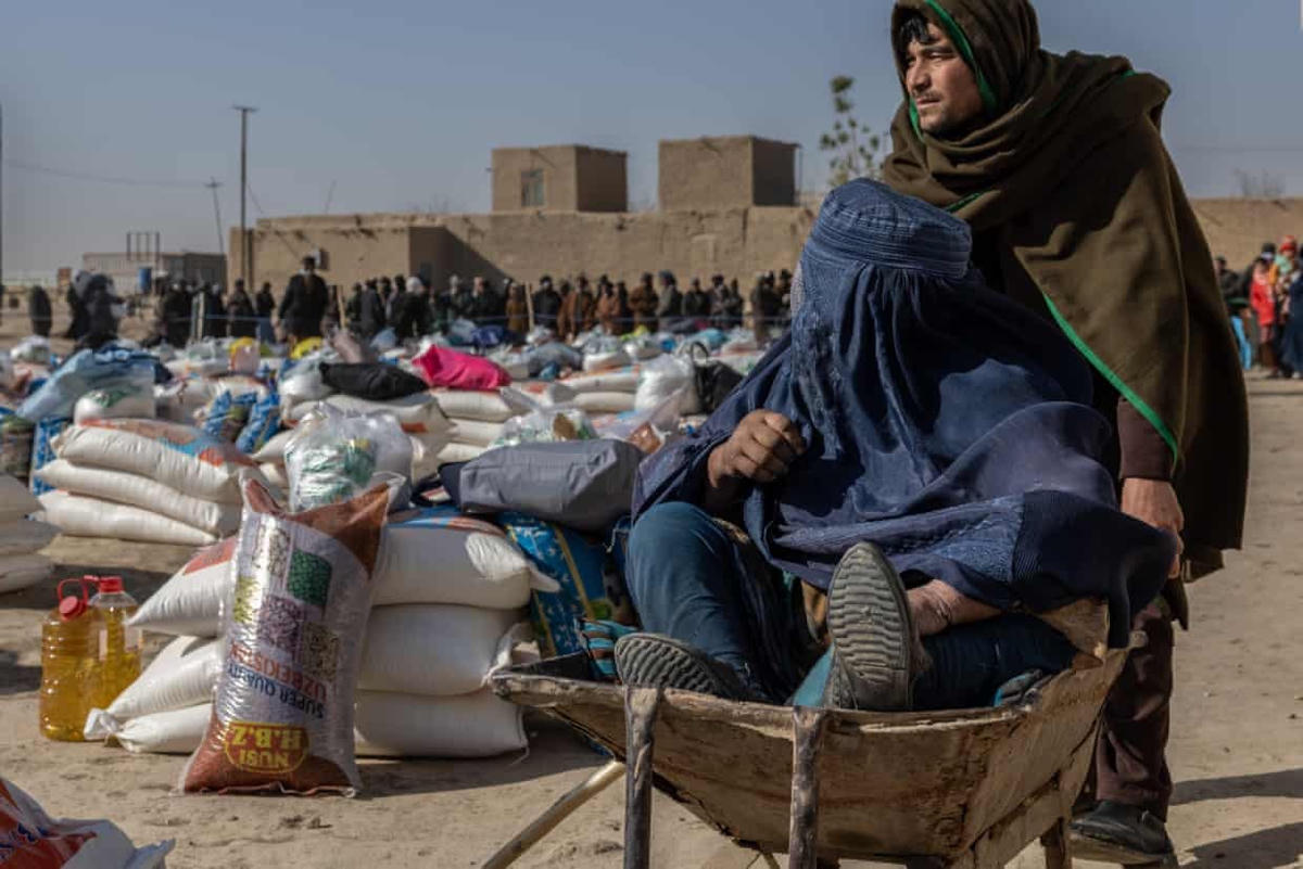 Vô số người dân Afghanistan đã mất việc làm kể từ khi lực lượng Taliban tiếp quản chính phủ. Ảnh: The Guardian.