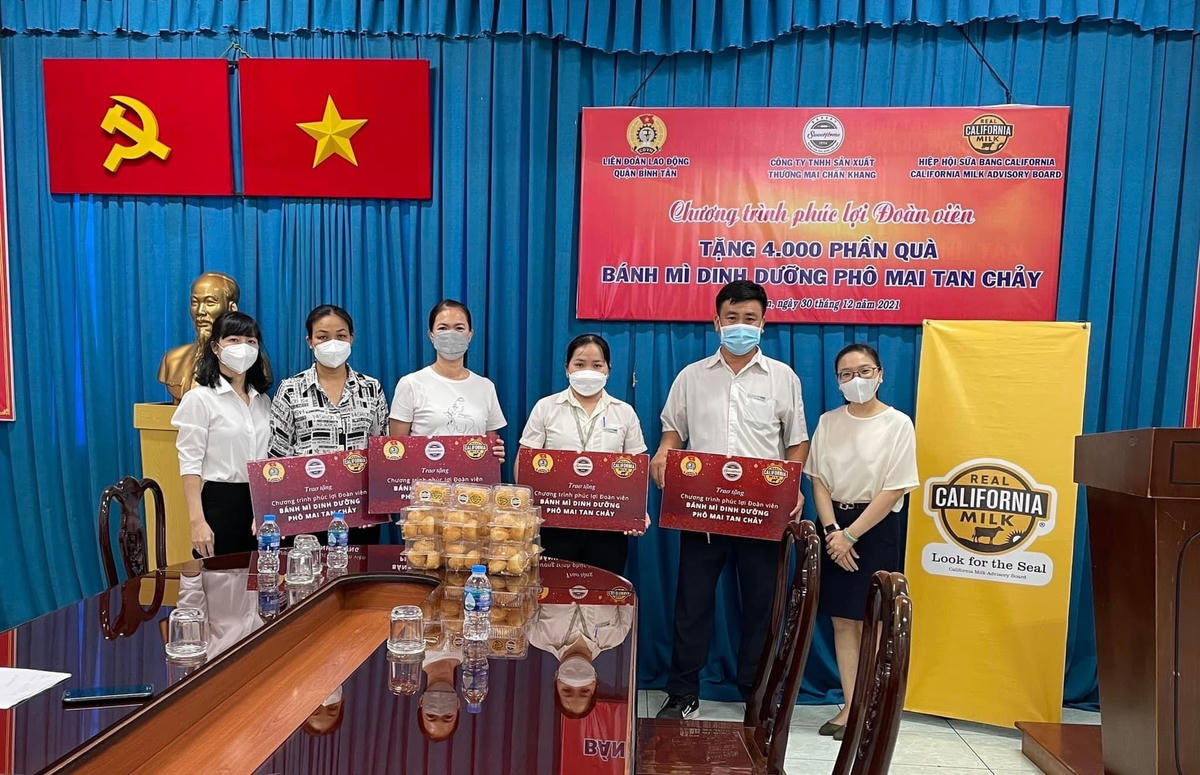Nhiều quận - huyện tổ chức các chương trình hỗ trợ công nhân có hoàn cảnh khó khăn.