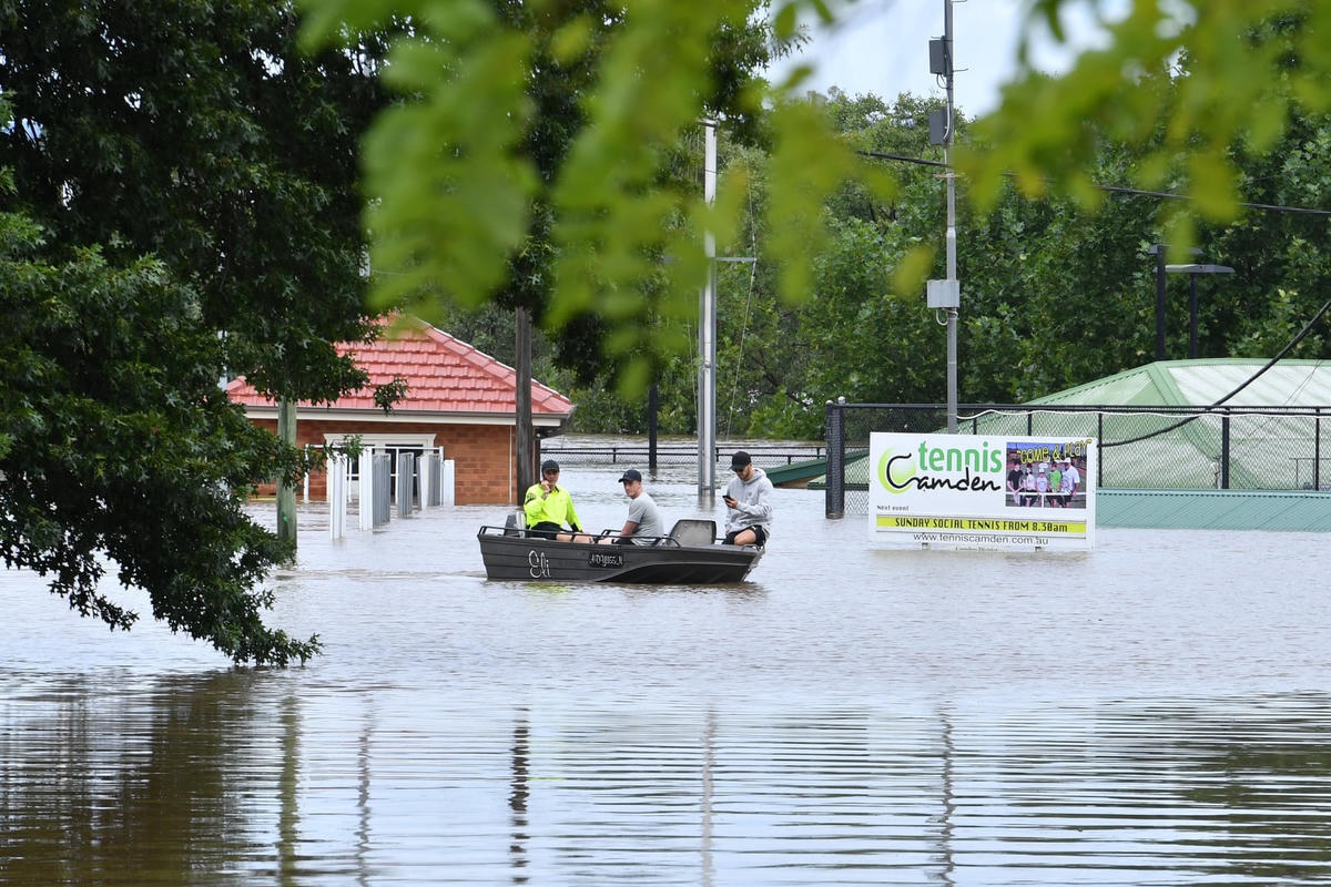 Lực lượng cứu hộ ra soát các khu dân cư tại Cmaden, Nam-Tây Sydney. Ảnh: Getty Images.