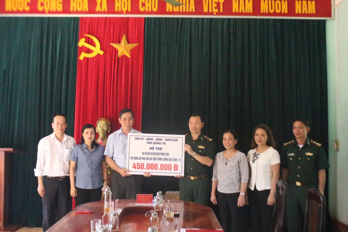 Thay mặt đoàn công tác, ông Nguyễn Đăng Quang đã trao tặng số tiền 450 triệu đồng để xây dựng lán trại phục vụ công tác phòng, chống dịch Covid - 19.