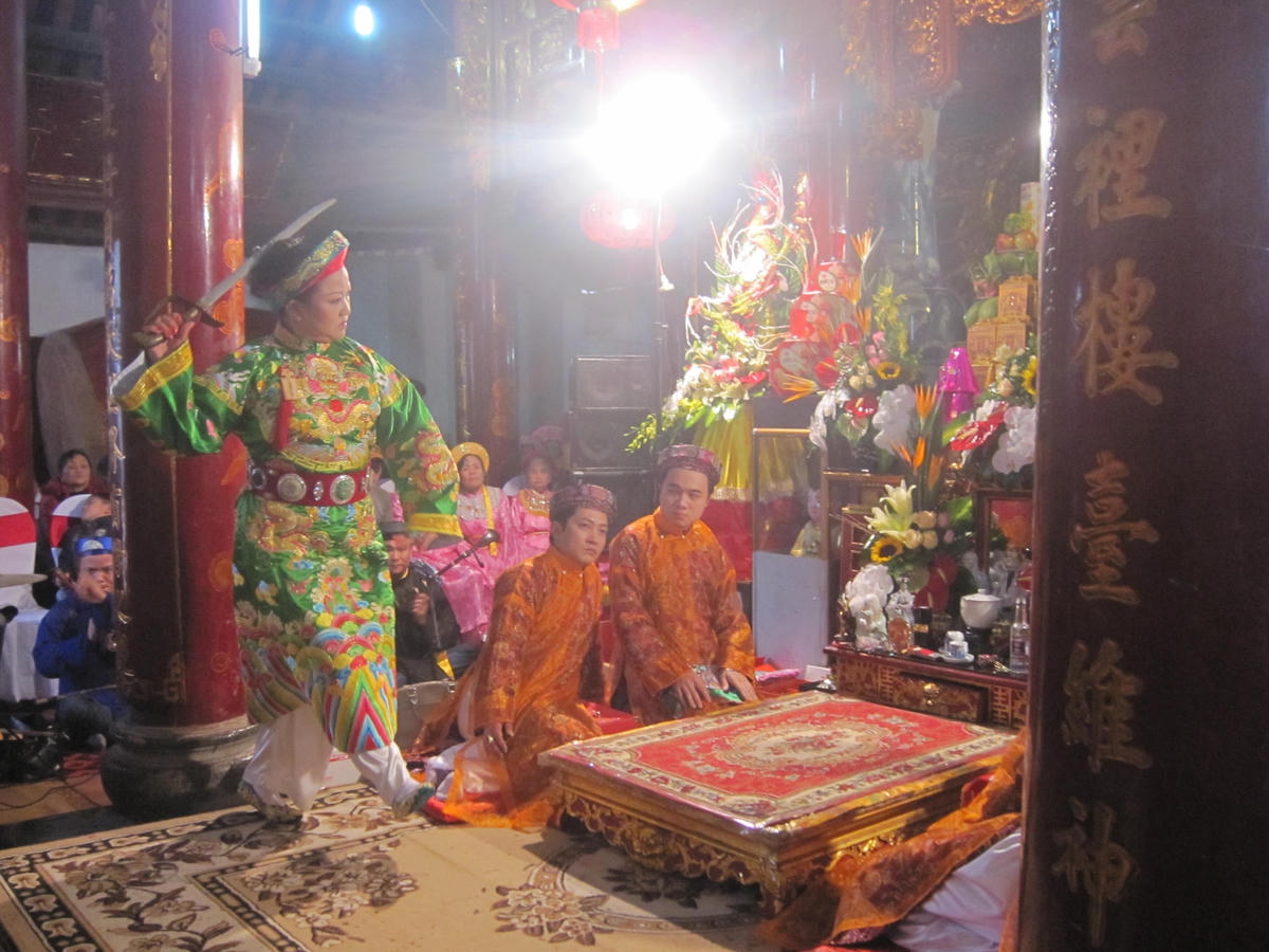 Một giá hầu đồng ở Phủ Dầy (Nam Định).