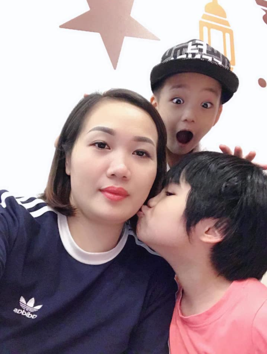 Chị Huyền cùng hai con. Nguồn: NVCC. 