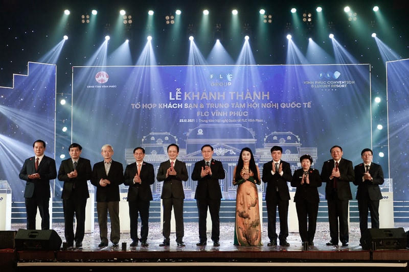 Chủ tịch Quốc hội Vương Đình Huệ và các đại biểu khai trương Tổ hợp Khách sạn và Trung tâm Hội nghị Quốc tế FLC Vĩnh Phúc.