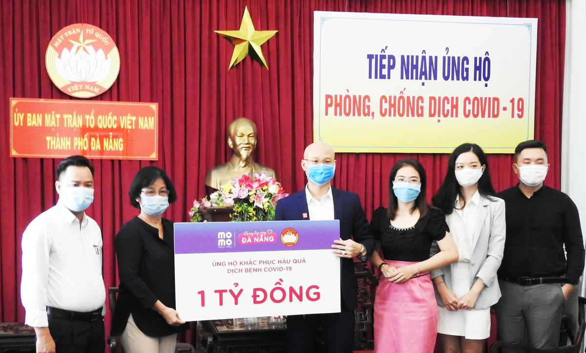 Chủ tịch Ủy ban MTTQ Việt Nam TP Đà Nẵng Đặng Thị Kim Liên (thứ 2, từ trái sang) tiếp nhận 1 tỷ đồng ủng hộ phòng, chống dịch từ Ví Mô Mô. Ảnh Thanh Tùng.
