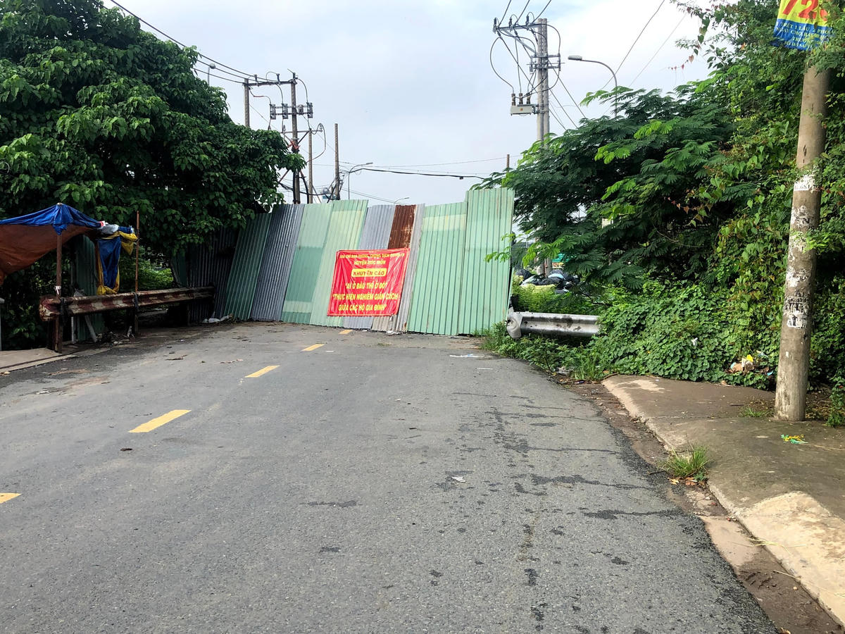 Tuyến đường Phan Văn Đối nối liền huyện Bình Chánh và huyện Hóc Môn đã bị chặn lại nhiều tháng qua. Bình thường khi vực này luôn ùn tắc kẹt xe khi quanh đây có hàng ngàn công nhân, người lao động làm việc và sinh sống. Toàn bộ các phương tiện không thể di chuyển qua đây.