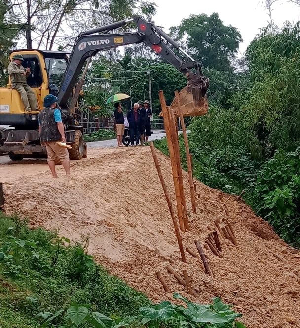 Tuyến đê đoạn qua xóm Tiên Kiều, xã Đồng Văn gặp phải sự cố sụt lở đất đã được lực lượng chức năng gia cố.