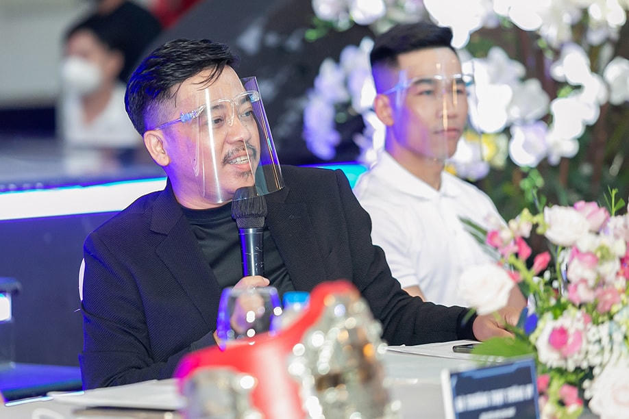 Đạo diễn Lê Thanh Sơn chia sẻ tại họp báo.