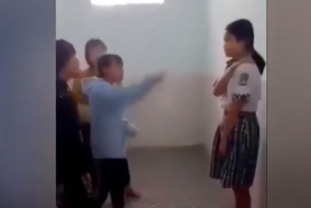 Nhóm nữ sinh đang đánh một nữ sinh khác tại trường THCS Phước Thạnh (huyện Gò Dầu, tỉnh Tây Ninh) (ảnh cắt từ clip).  