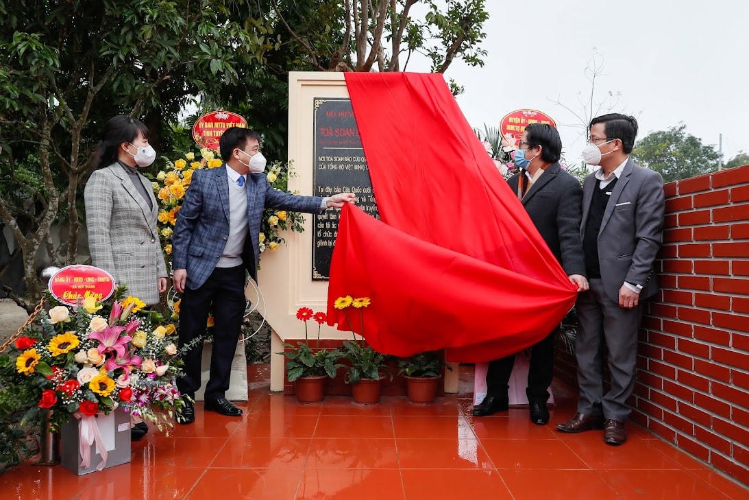 Các đại biểu khánh thành Bia lưu niệm Ban Biên tập Báo Cứu Quốc - tiền thân của Báo Đại Đoàn Kết.