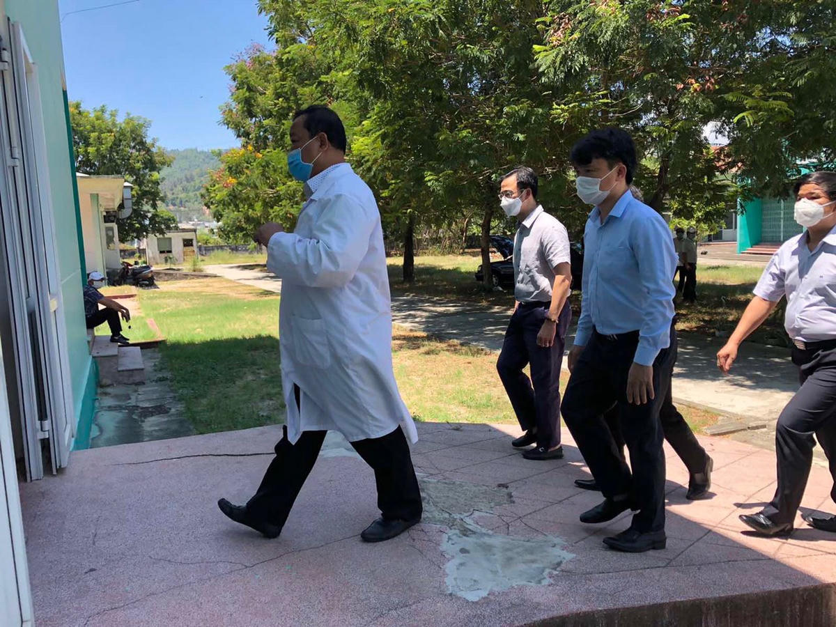 Các chuyên gia về hồi sức tích cực của Bạch Mai vào hỗ trợ Đà Nẵng điều trị từ 26/7. Ảnh: Bệnh viện cung cấp.