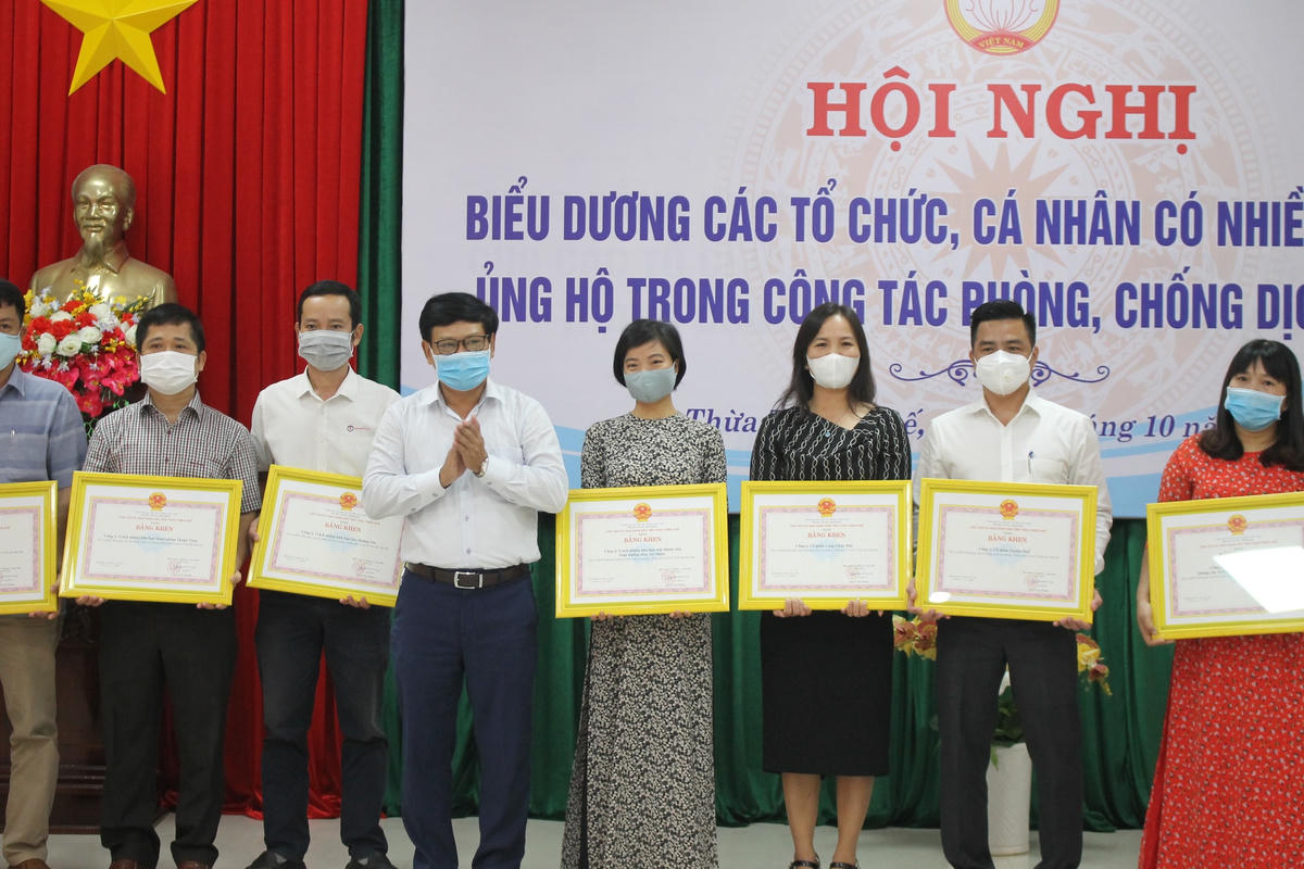 Trao Bằng khen cho tổ chức, cá nhân.