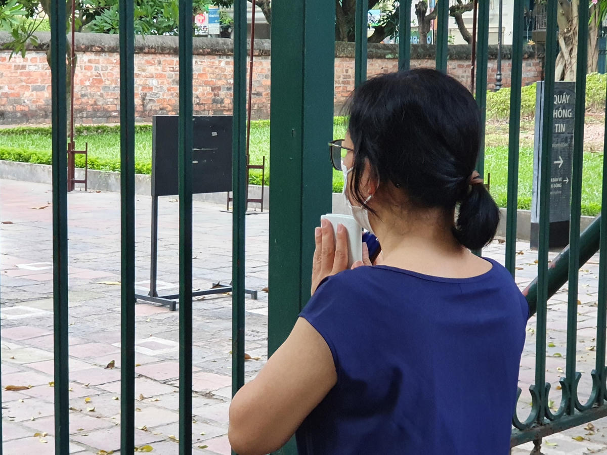 Nhiều người mang theo giấy báo dự thi của con đến cầu mong con có thể đạt được điểm cao và đậu vào trường Đại học mong muốn.