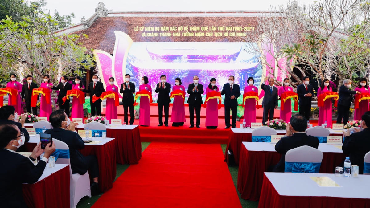Chủ tịch nước Nguyễn Xuân Phúc, lãnh đạo Trung ương và tỉnh Nghệ An cắt băng khánh thành Nhà tưởng niệm Chủ tịch Hồ Chí Minh tại Khu di tích lịch sử quốc gia đặc biệt Kim Liên.