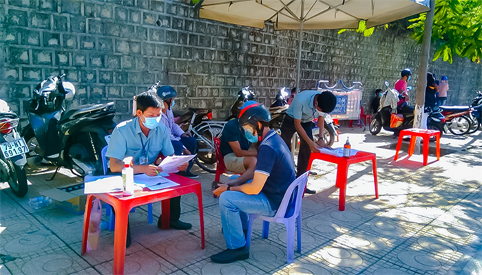 Lực lượng chức năng tại TP Nha Trang kiểm tra một số người dân ra đường không có lý do trong thời gian điểm TP Nha Trang, đang thực hiện giản cách xã hội theo Chỉ thị 16.