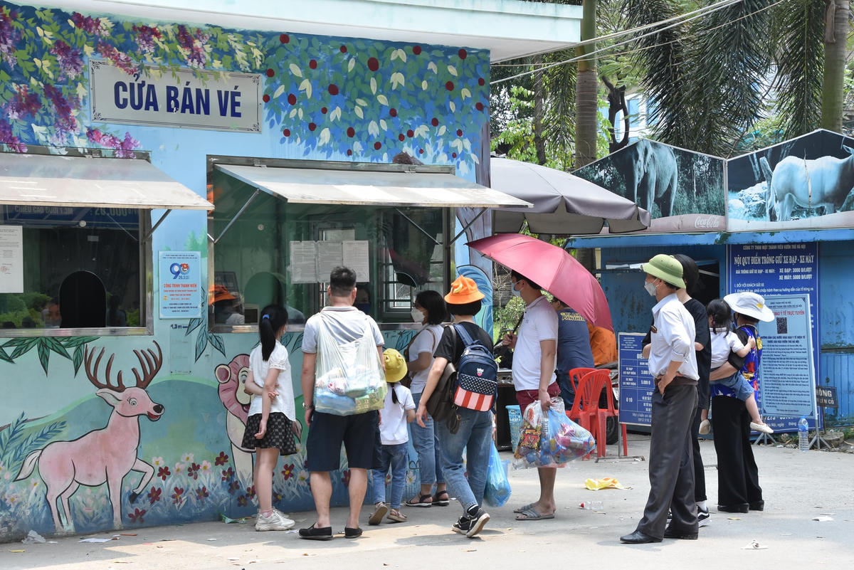 Tranh thủ ngày nghỉ lễ, nhiều gia đình đã tổ chức đi chơi, dã ngoại, trong đó vườn thú là địa điểm lí tưởng của thành phố vì có khuôn viên rộng, không gian xanh và có nhiều loại động vật, phù hợp với trẻ em.