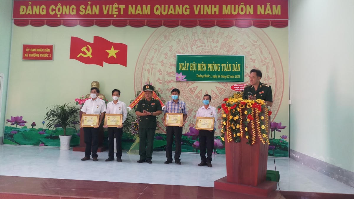 Thiếu tướng Nguyễn Hoài Phương, Phó Tư lệnh Bộ đội Biên phòng trao tặng kỷ niệm chương “Vì chủ quyền an ninh biên giới Tổ quốc” cho các cá nhân.
