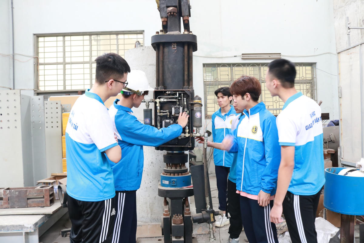 Đối với các môn thực hành, thí nghiệm, các trường sắp xếp lịch học trực tiếp khi sinh viên trở lại trường. Ảnh chụp sinh viên Trường Đại học Giao thông vận tải.