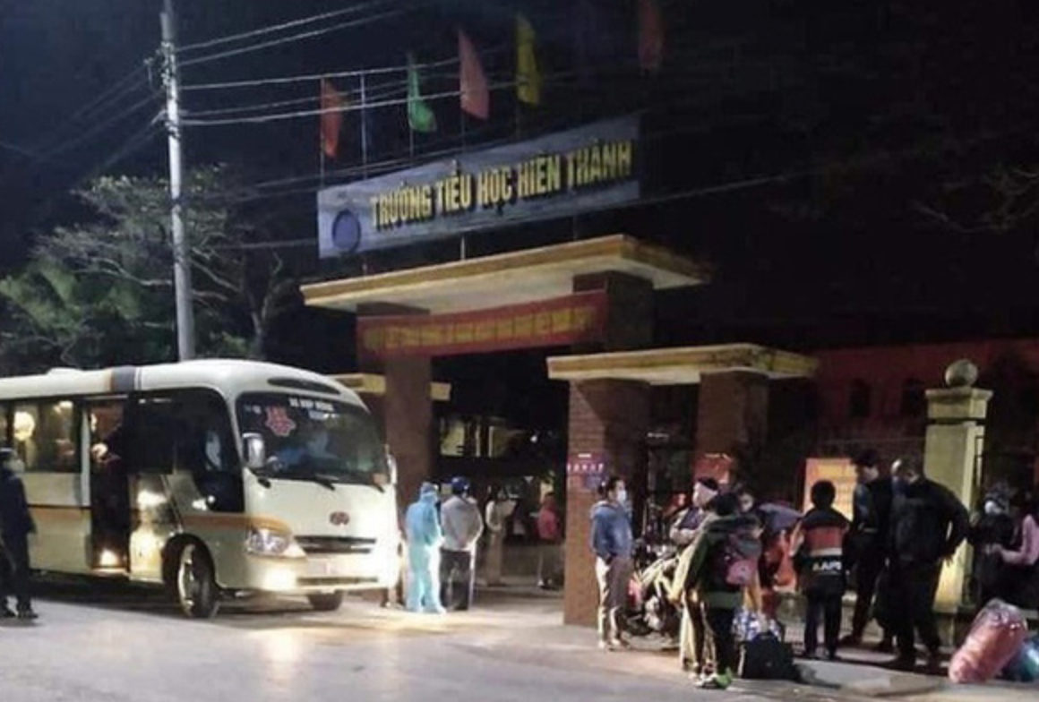 Lực lượng chức năng tại thị xã Kinh Môn, Hải Dương tổ chức đưa các học sinh thuộc diện F1 đi cách ly tập trung trong tối 30/1. Nguồn: Quang Nga.