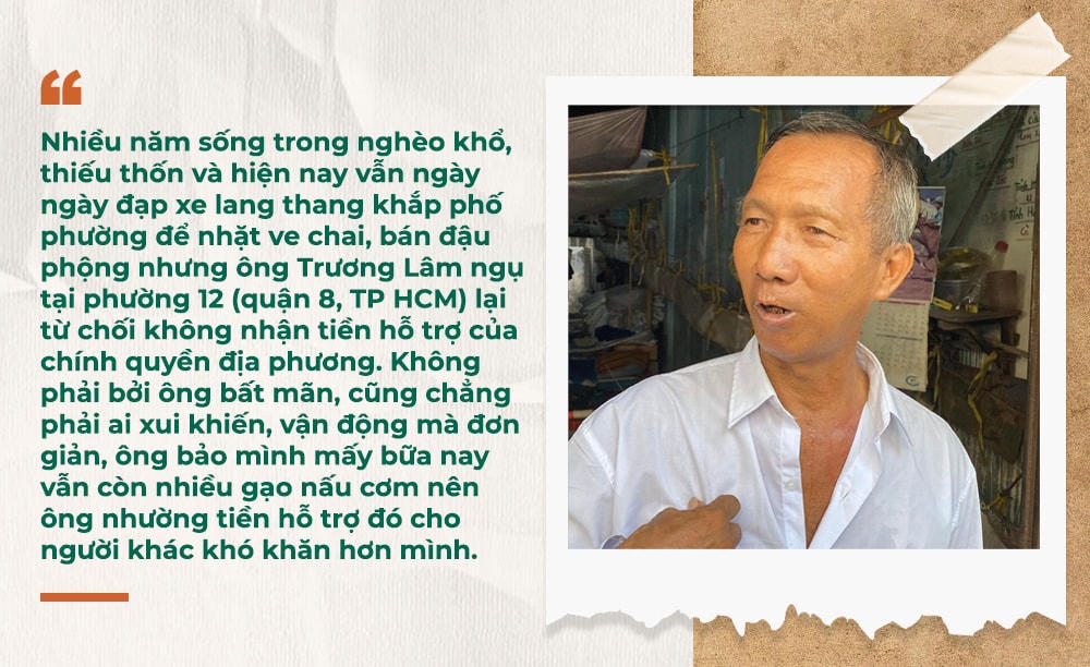 Ông Năm trước căn nhà của mình.