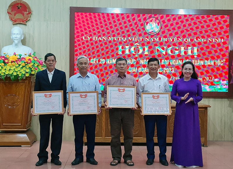 Bà Phạm Thị Hân, Chủ tịch Ủy ban MTTQ tỉnh Quảng Bình trao tặng Bằng khen cho các cá nhân và tập thể.