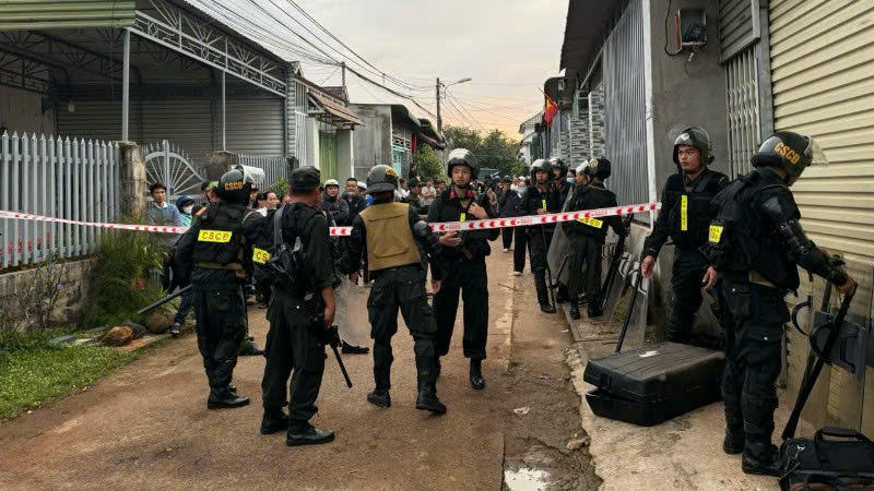 Lực lượng Công an bảo vệ hiện trường gây án. Ảnh: TN.