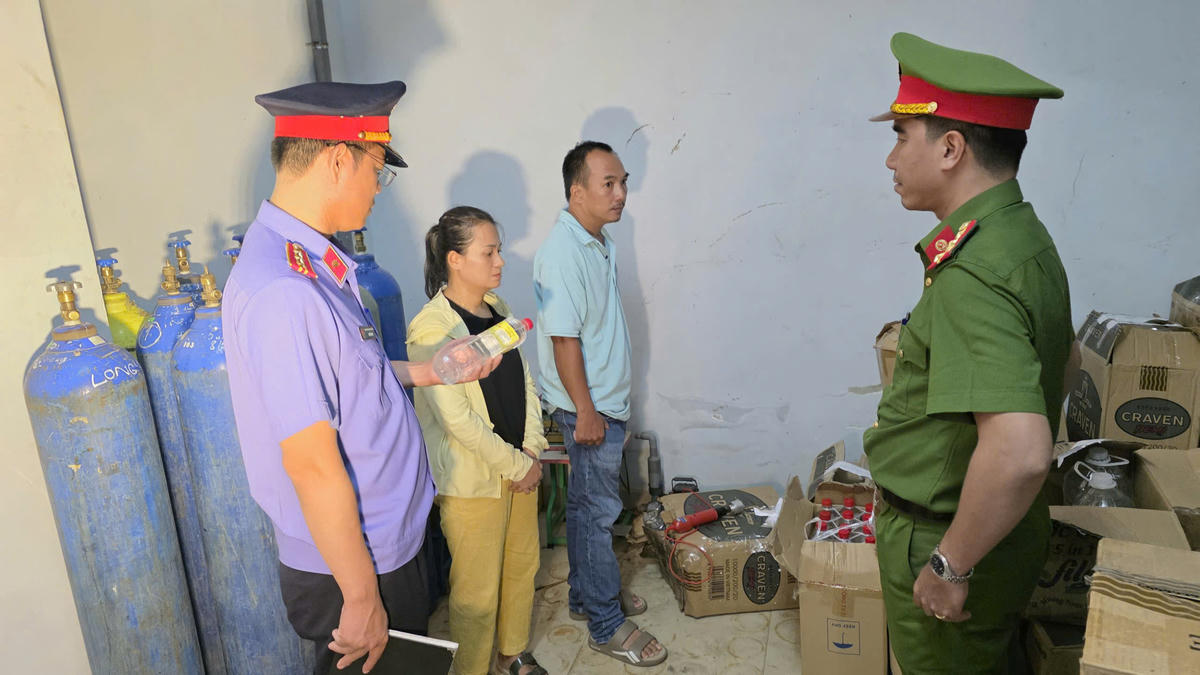 Khám xét cơ sở sản xuất. Ảnh: Nguyễn Tú