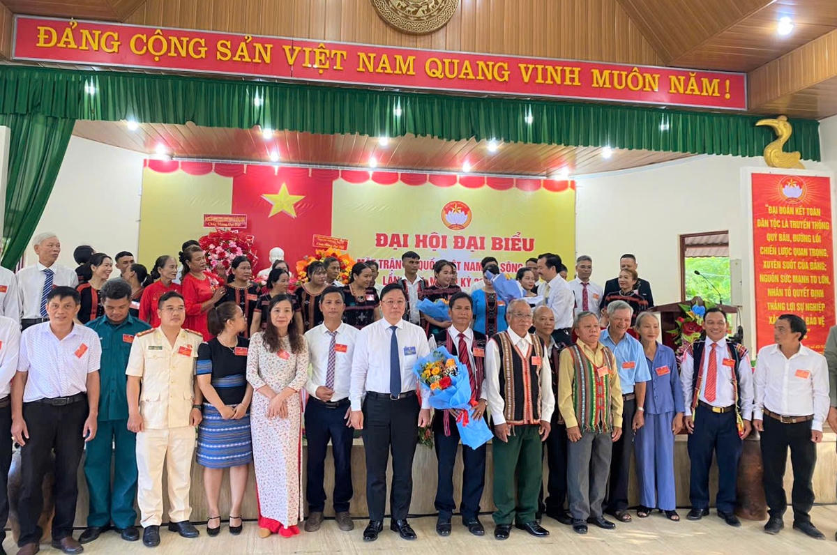 Ông Lê Trí Thanh, Chủ tịch Ủy ban Mặt trận Tổ quốc Việt Nam TP Đà Nẵng tặng hoa chúc mừng các Ủy viên Ủy ban Mặt trận xã Sông Vàng lần thứ I, nhiệm kỳ 2025-2030. Ảnh: Hòa Nguyễn.

