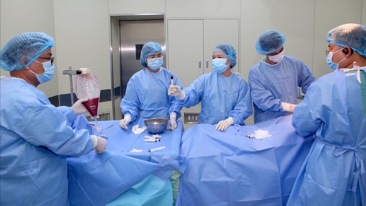 đó, cháu bé V.Q.C. (6 tuổi, trú tại tỉnh Bắc Ninh), được chẩn đoán bị Beta- Thalassemia từ lúc 6 tháng tuổi và phải nhập viện truyền máu hàng tháng. Cháu đã điều trị thuốc thải sắt từ năm 3 tuổi.