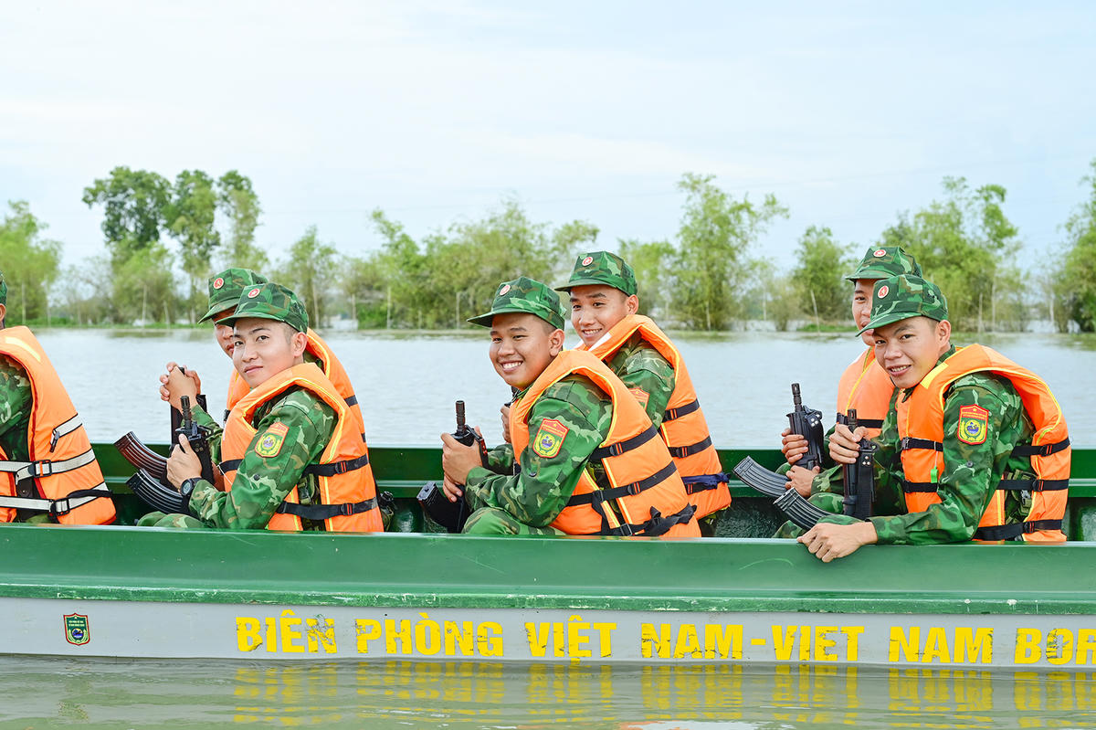 Chiến sĩ trẻ đồn biên phòng Vĩnh Nguơn trên đường tuần tra. Ảnh Nguyễn Minh. 