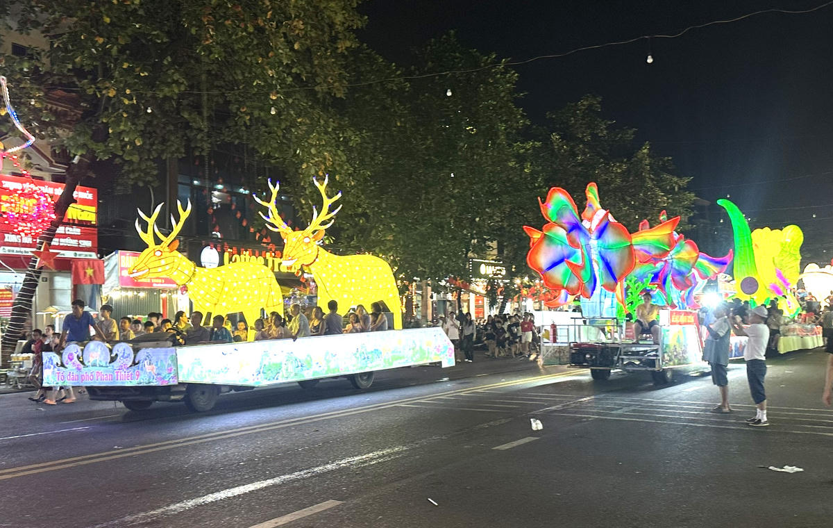 Phố trung tâm Tuyên Quang rực rỡ trong sắc màu Trung thu từ rất sớm.