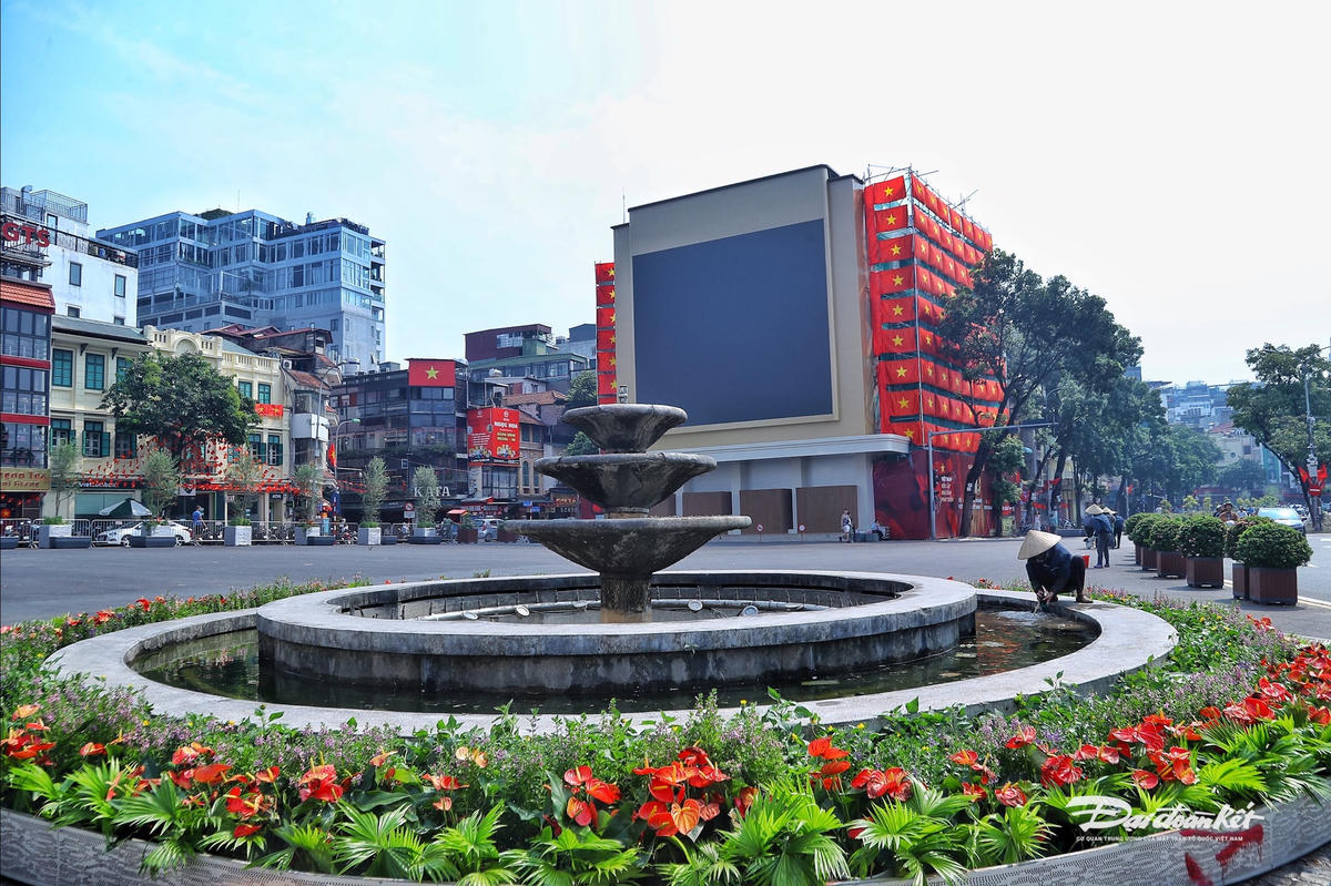 Theo ghi nhận của PV Báo Đại đoàn kết, ngày 8/9 Công trình Hàm cá mập sau khi được tháo dỡ, Hà Nội đã hoàn thành nhiều hạng mục chỉnh trang quan trọng tại quảng trường Đông Kinh Nghĩa Thục bên Hồ Gươm, như cải tạo nhà hàng Thủy Tạ, mặt tiền phố Đinh Tiên Hoàng, lắp đặt màn hình Led cỡ lớn.