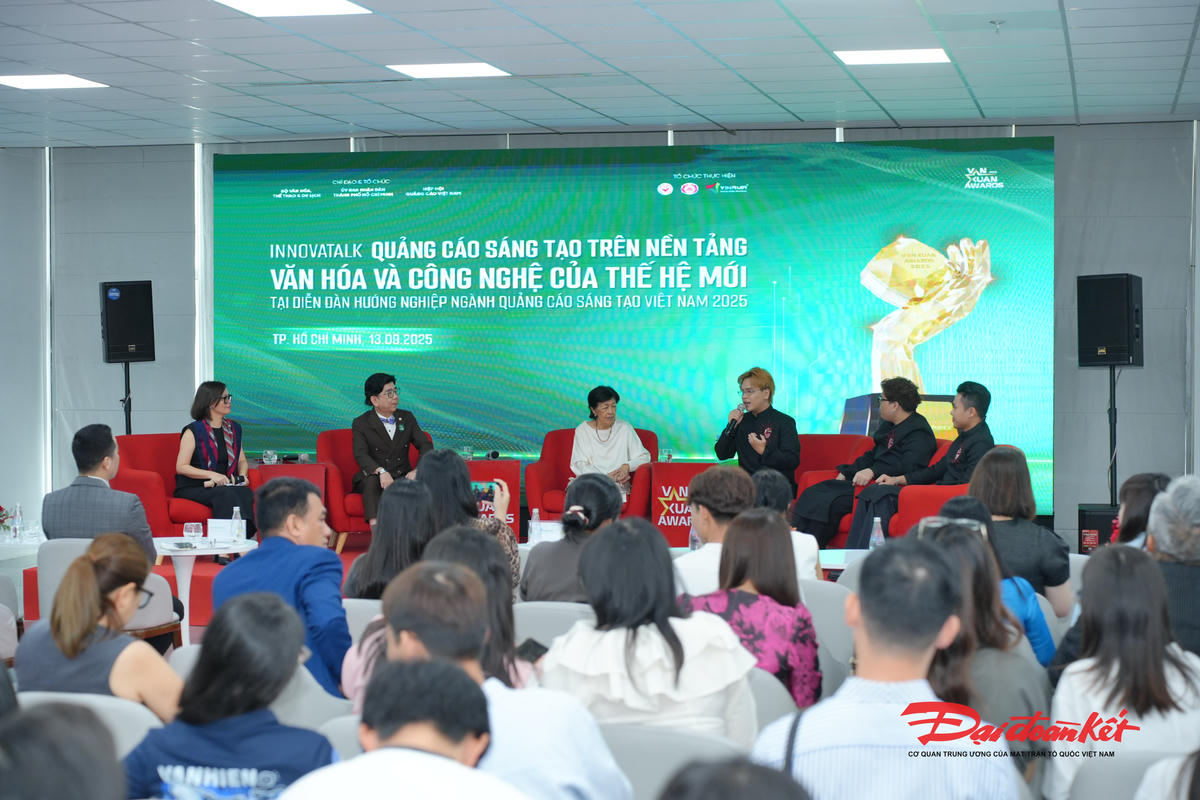 Nhóm nhà sản xuất âm nhạc DTAP chia sẻ trong diễn đàn. Ảnh: AV