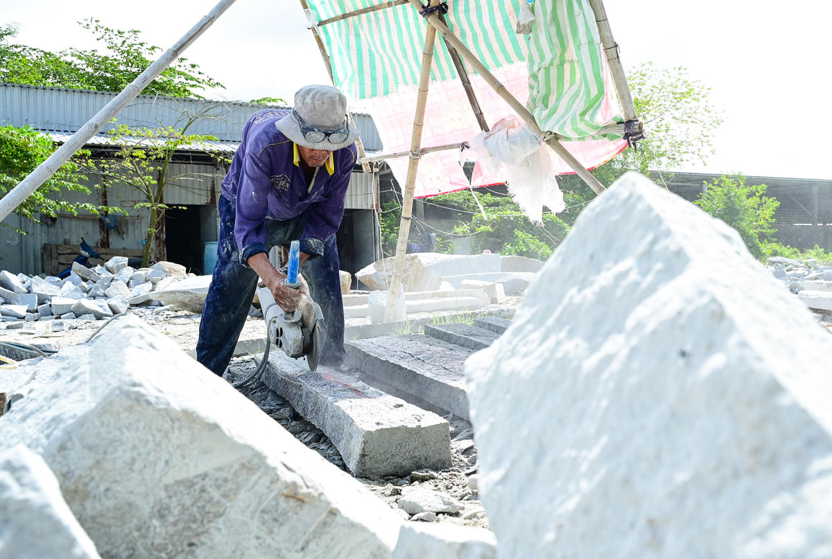 Để có được cây trụ đá hoàn chỉnh, thợ chẻ đá phải thực hiện nhiều công đoạn, trong đó quan trọng nhất là tạo rãnh đá. 
