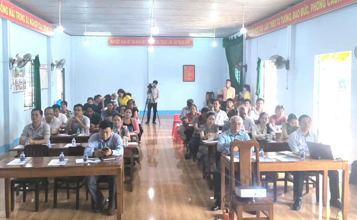 Tuyên truyền chính sách bảo hiểm xã hội cho lao động tự do, hộ kinh doanh cá thể tại xã Định Quán, Đồng Nai. Ảnh: Trần Thành. 