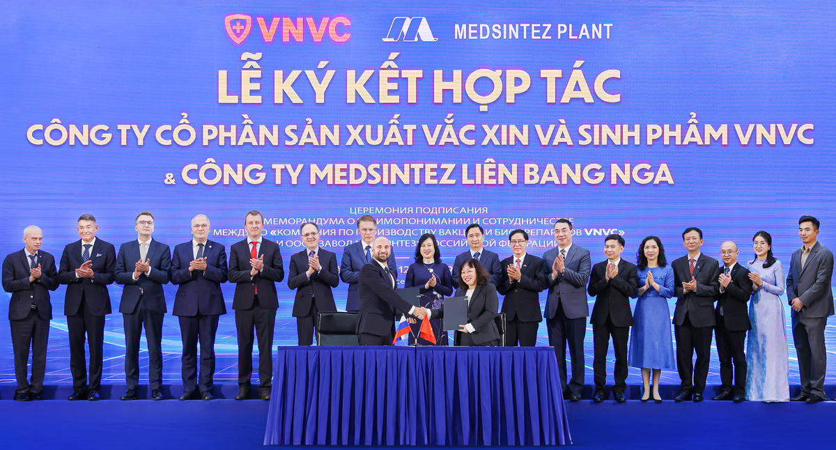 Ông Konstantin Gorodnitsky, Trưởng Văn phòng Đại diện Công ty Zavod Medsintez tại Việt Nam và bà Trần Thị Hồng Thủy, Giám đốc Nhà máy Vaccine và Sinh phẩm VNVC ký kết hợp tác dưới sự chứng kiến của lãnh đạo Bộ Y tế hai nước. Ảnh: Phạm Giang.