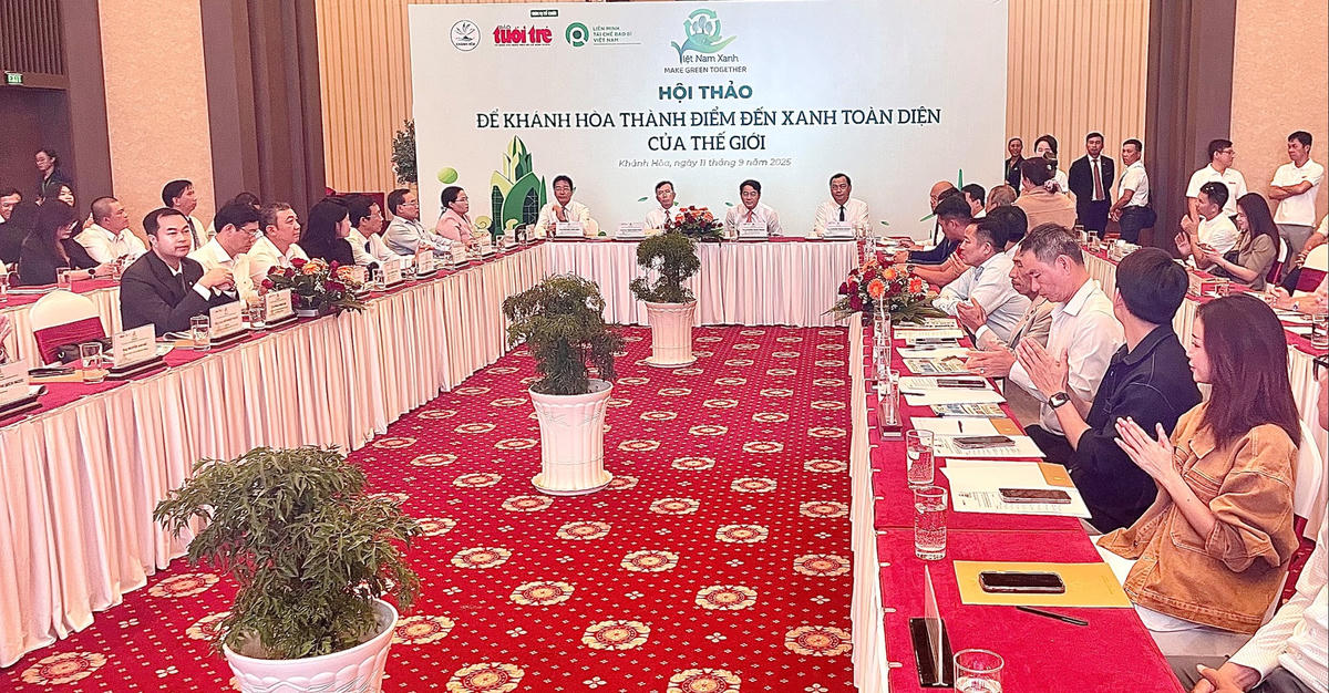 Các đại biểu biểu bấm nút khởi động chung tay xây dựng Khánh Hòa trở thành điểm đến xanh bền vững. (ảnh Thùy Trang) (2)