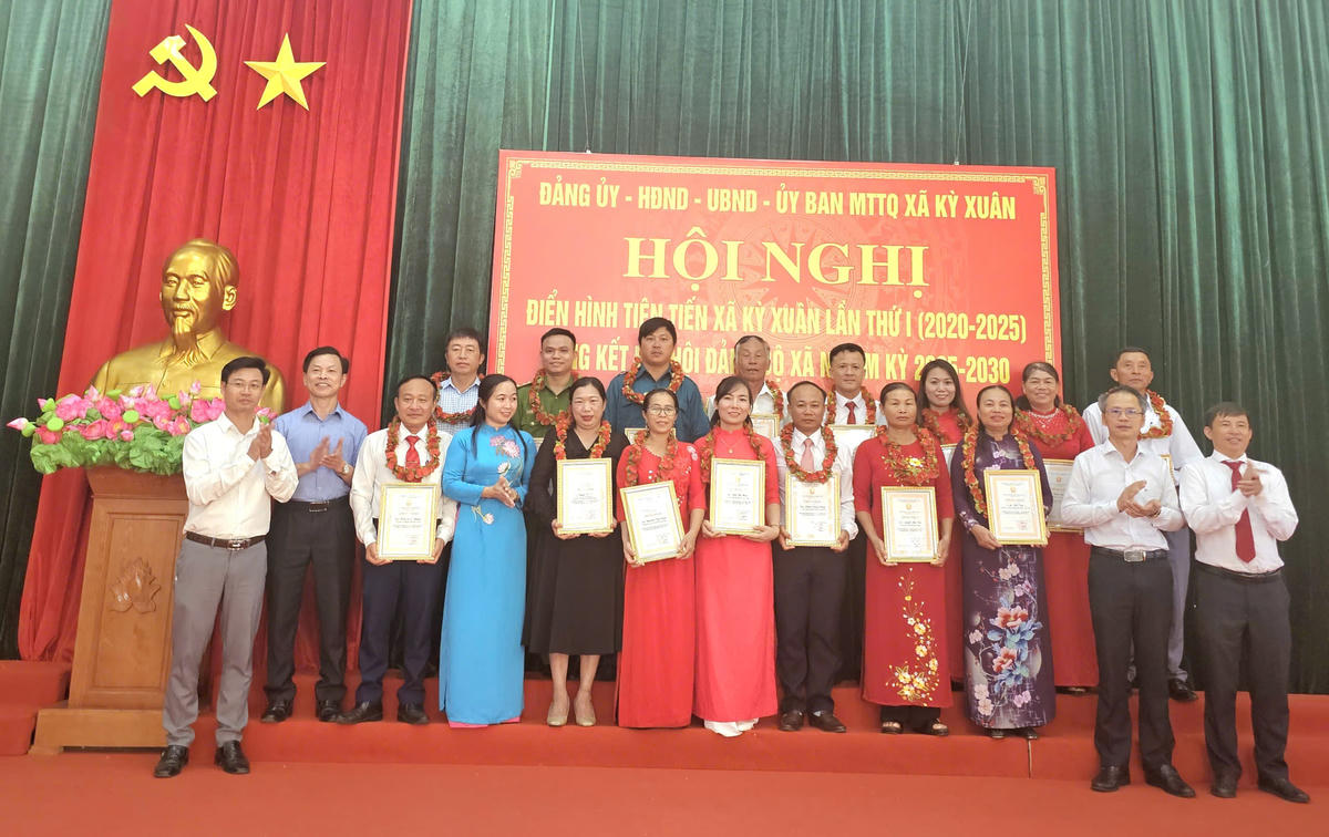 Trao giấy chứng nhận 16 cá nhân tiên tiến điển hình tiêu biểu trong phong trào thi đua yêu nước ở các cấp, các ngành, các lĩnh vực. Ảnh: Quang Lộc.